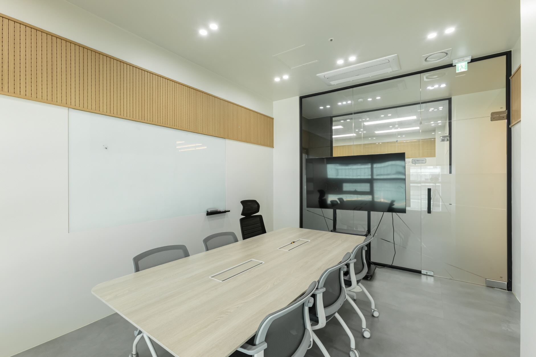 /user/s/soldesign/editor/2401/d982537b8f5bb7df7f78ebccf064a910_1705475568_0589.jpg 이미지크게보기